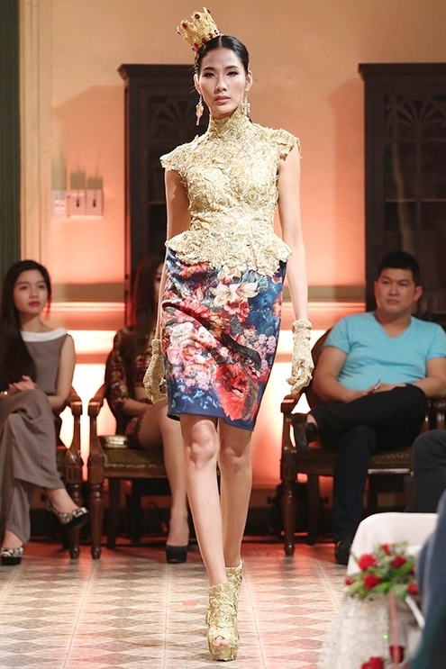 Chiếc vương miện như một phụ kiện xinh đẹp theo Hoàng Thùy trên sàn diễn thời trang